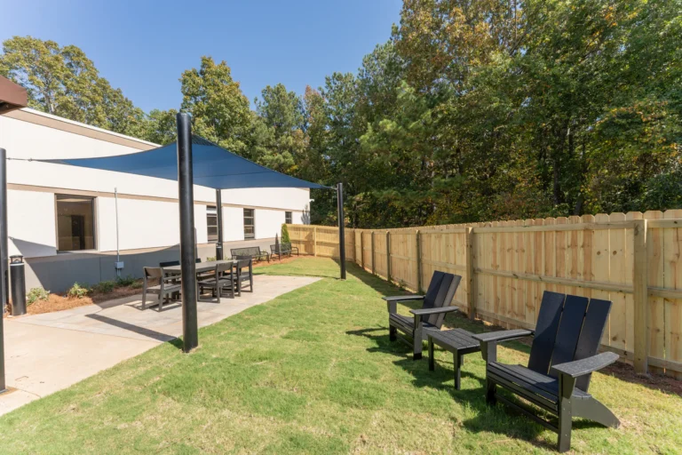 The-Recovery-Village-South-Atlanta-Drug-Alcohol-and-Mental-Health-Rehab-Natural-and-relaxing-outside-seating_
